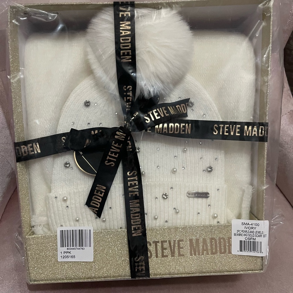 Steve Madden Ivory Scarf and Pom-Pom Hat $48 Retail